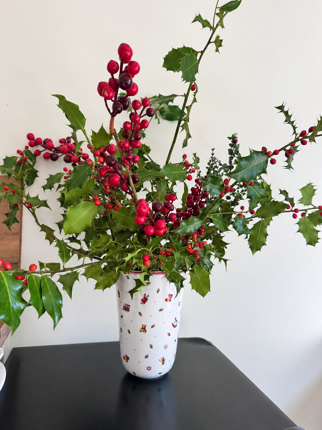 Vase et bouquet de houx
