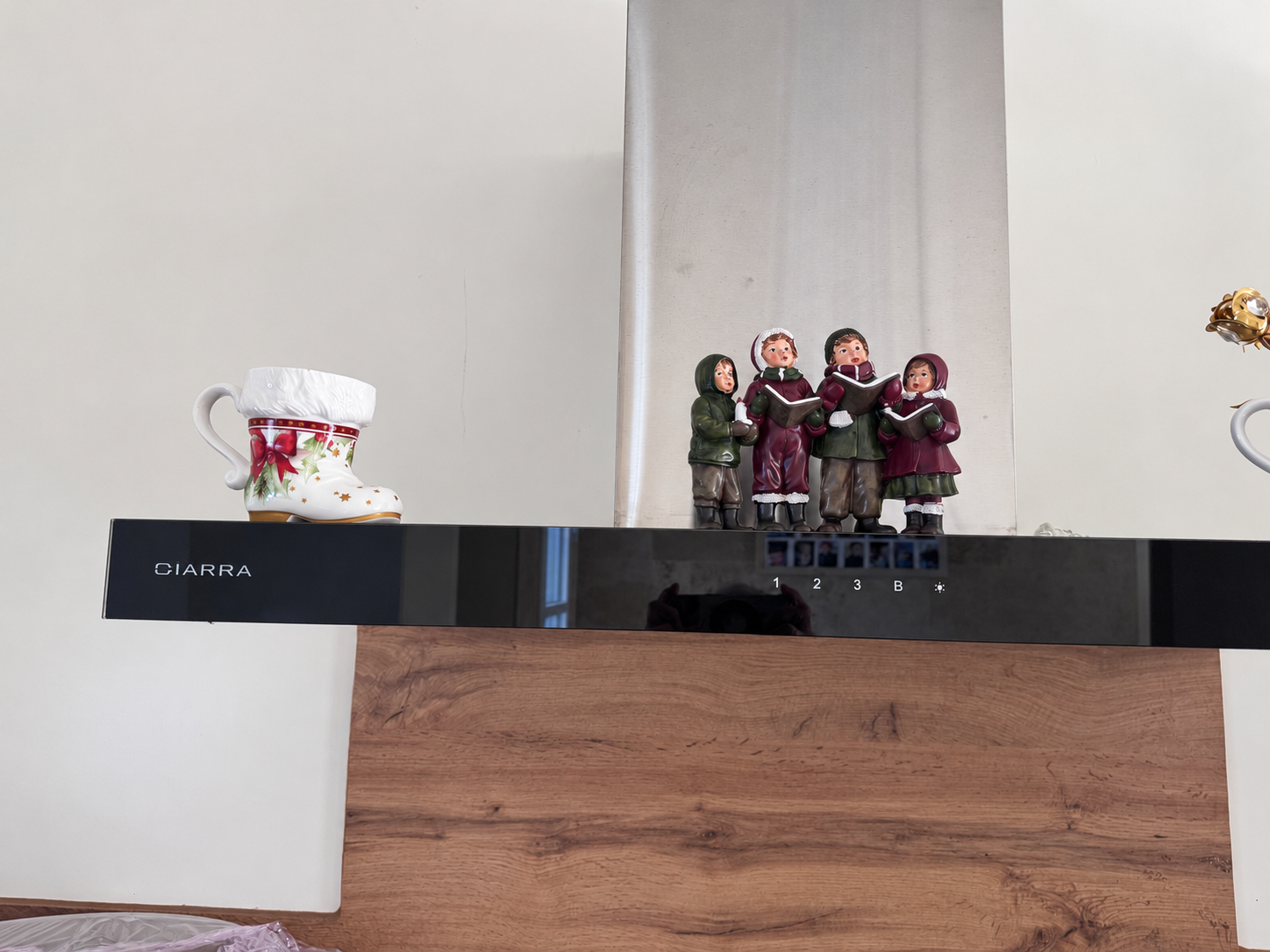 Figurines de chanteurs et tasse botte