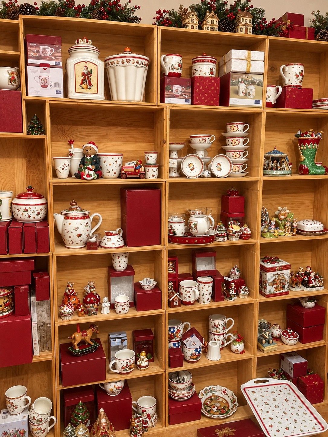 Collection de vaisselle et décorations de Noël Villeroy et Boch sur des étagères en bois